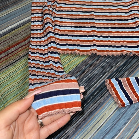 Me to We cute off the shoulder top. - Picture 2 of 3